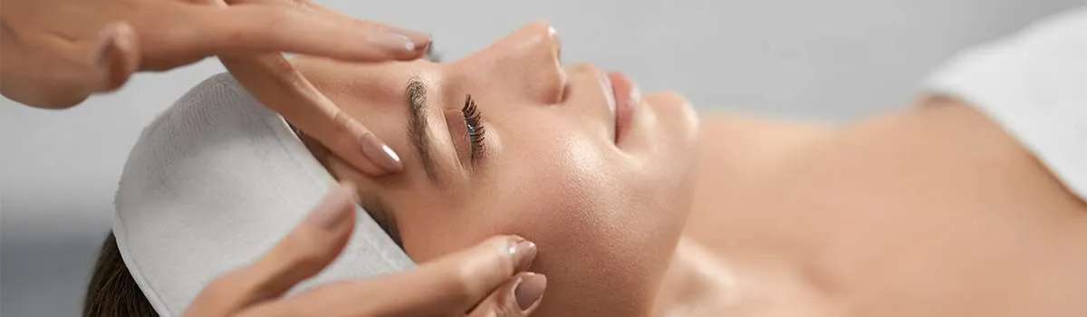 Μασάζ σύσφιξης προσώπου Μασάζ σύσφιξης προσώπου